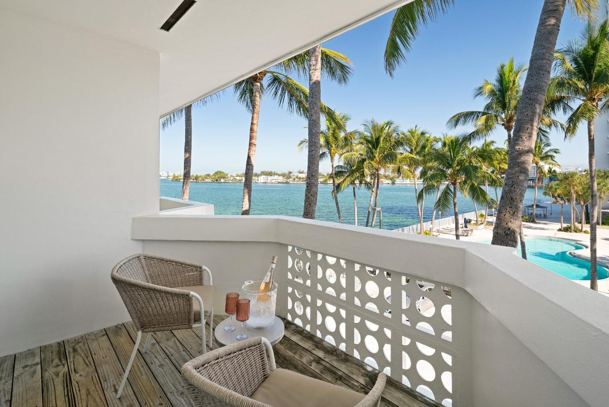 Palm Tree Club Miami Hotel North Bay Village Exterior photo