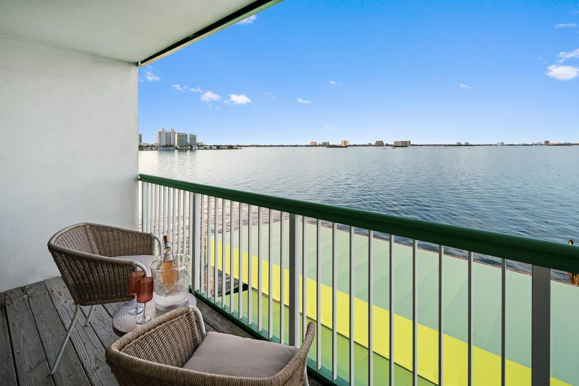 Palm Tree Club Miami Hotel North Bay Village Exterior photo