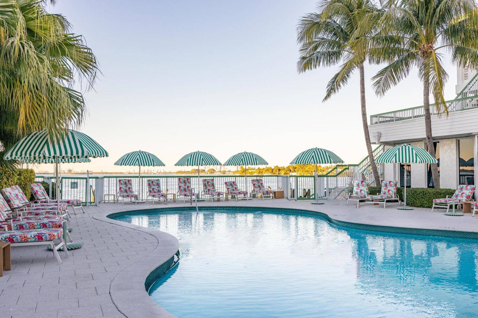 Palm Tree Club Miami Hotel North Bay Village Exterior photo